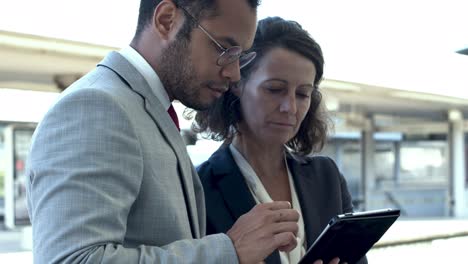Ernsthafte-Geschäftskollegen-Nutzen-Digitales-Tablet
